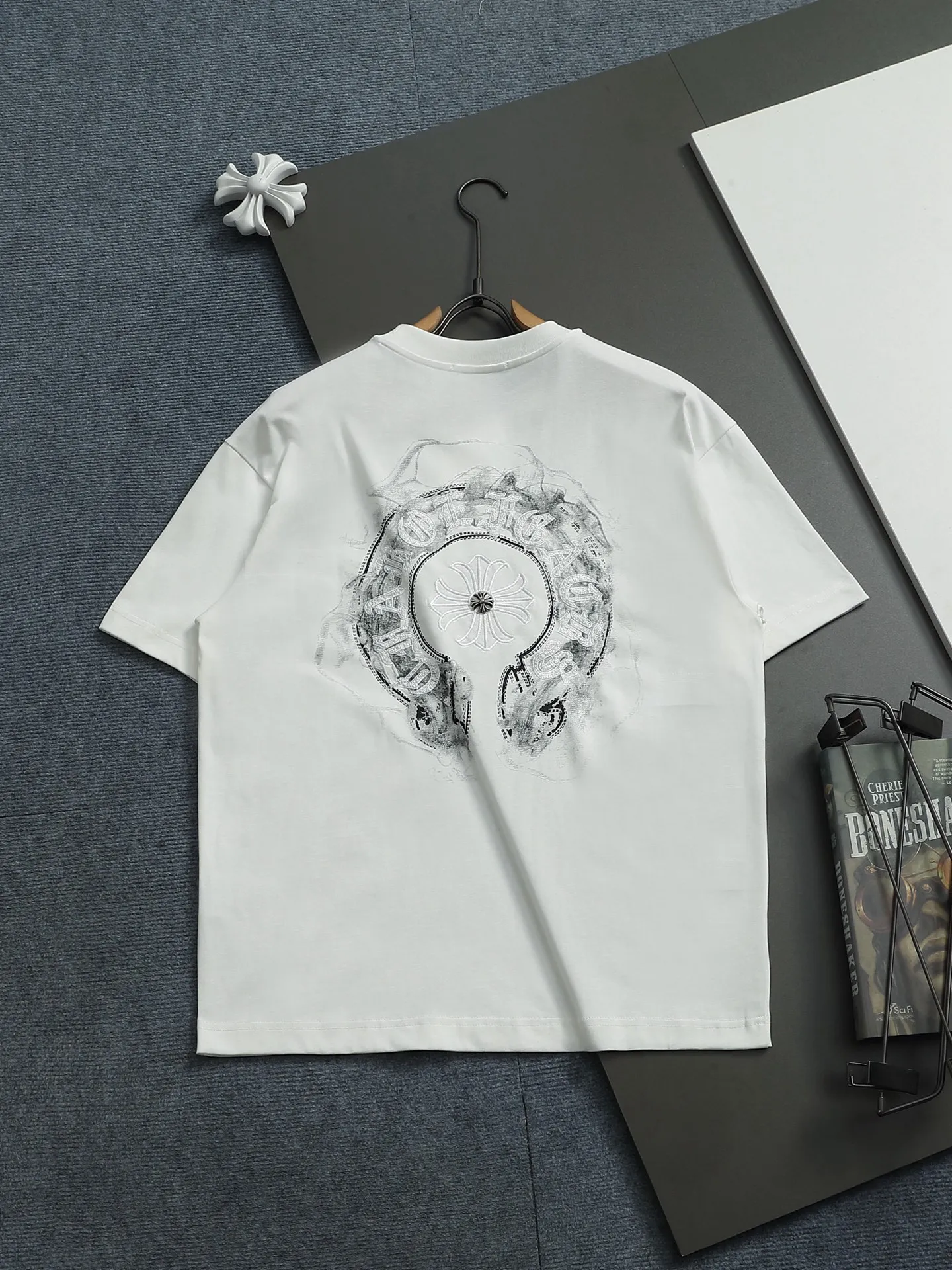 P170 Chrome hearts ch Crow heart horseshoe cross hardware short-sleeved T-shirts Advanced tie-dye technology Large version Loose and stylish difference Low version slim and long version with upper body and pulled hips 100% commitment: top quality, not fast food The highest version on the market Top quality, 320 grams 26 custom-dyed double yarn cotton, same style for men and women, complete with three standards. Color: Black White Size S M L XL